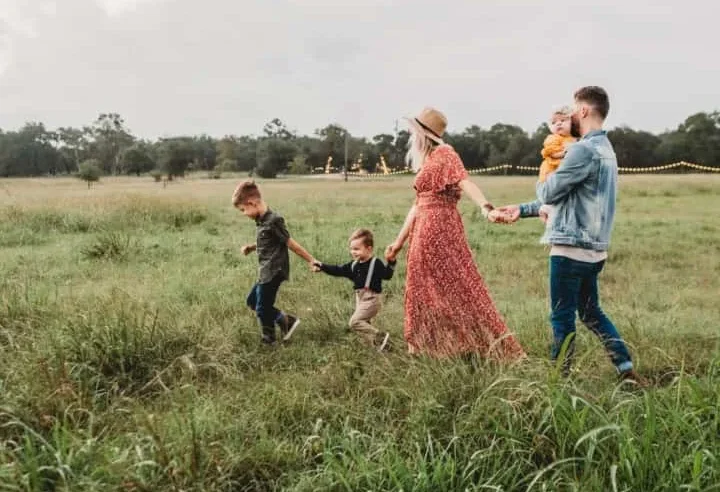 Image of a family arriving at an airport, symbolizing family accompaniment under a Dependent Visa.