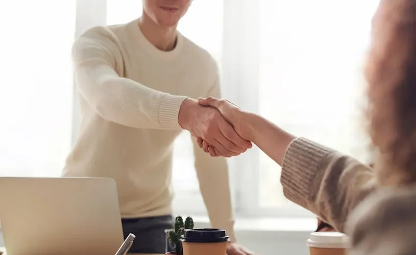 Image illustrating the possibility of working with a Dependent Visa under specific conditions.