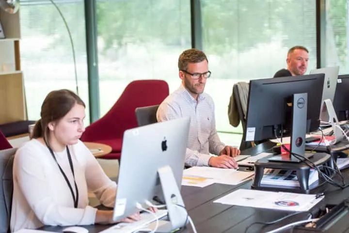 Image of colleagues discussing a setback in an informal setting, suggesting the appropriate use of 'posharu.'