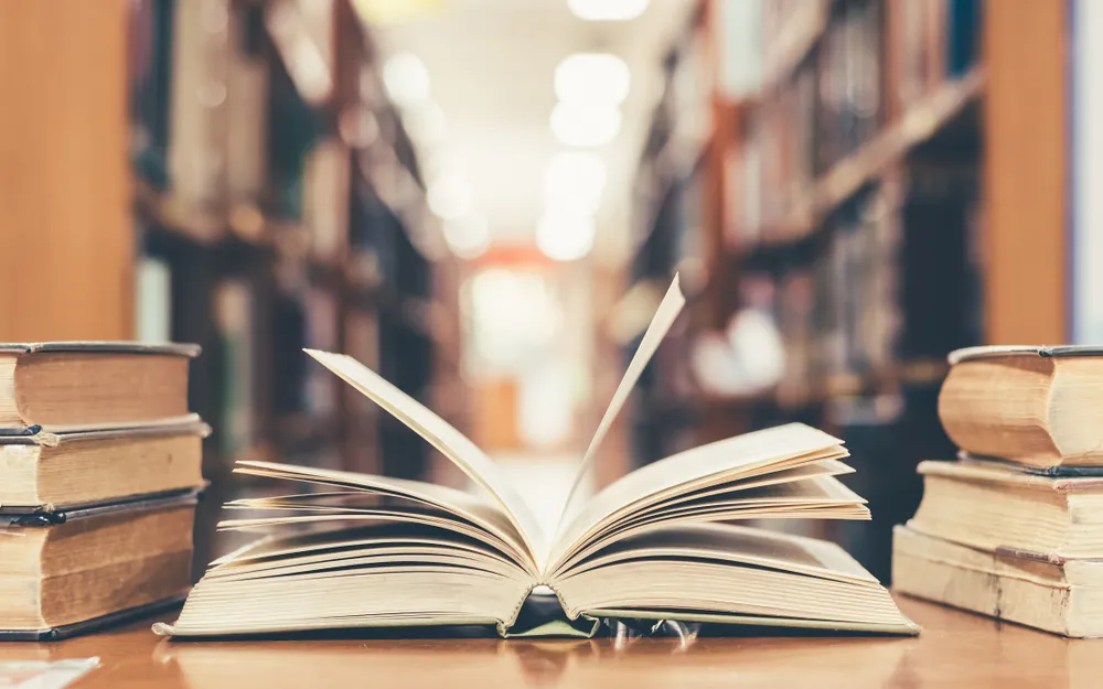 開かれた辞書のページに「ケツ」という言葉が表示されている