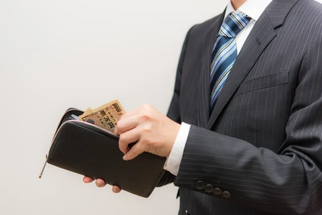 Image of a business person giving instructions, demonstrating the use of 'ittekoi' for a command.