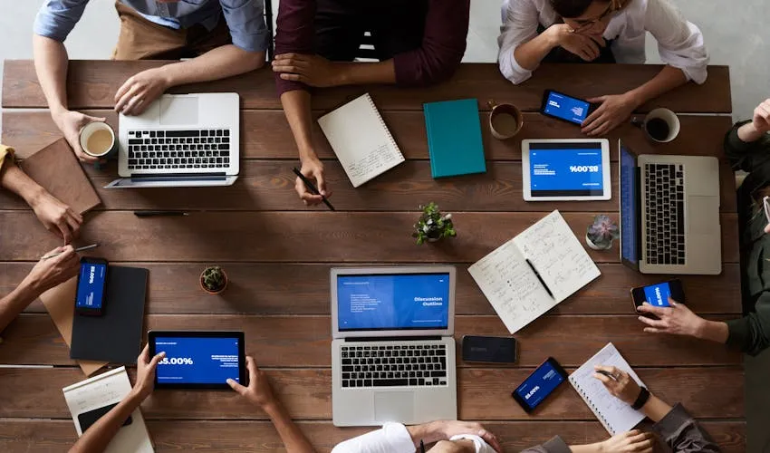 Image of a team brainstorming, symbolizing the meaning of 'buresuto.'