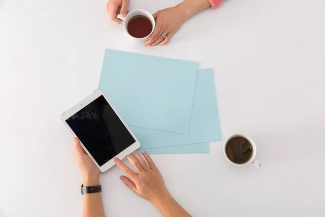 Image of a team collaborating, showing examples of using 'monde' in internal communication.