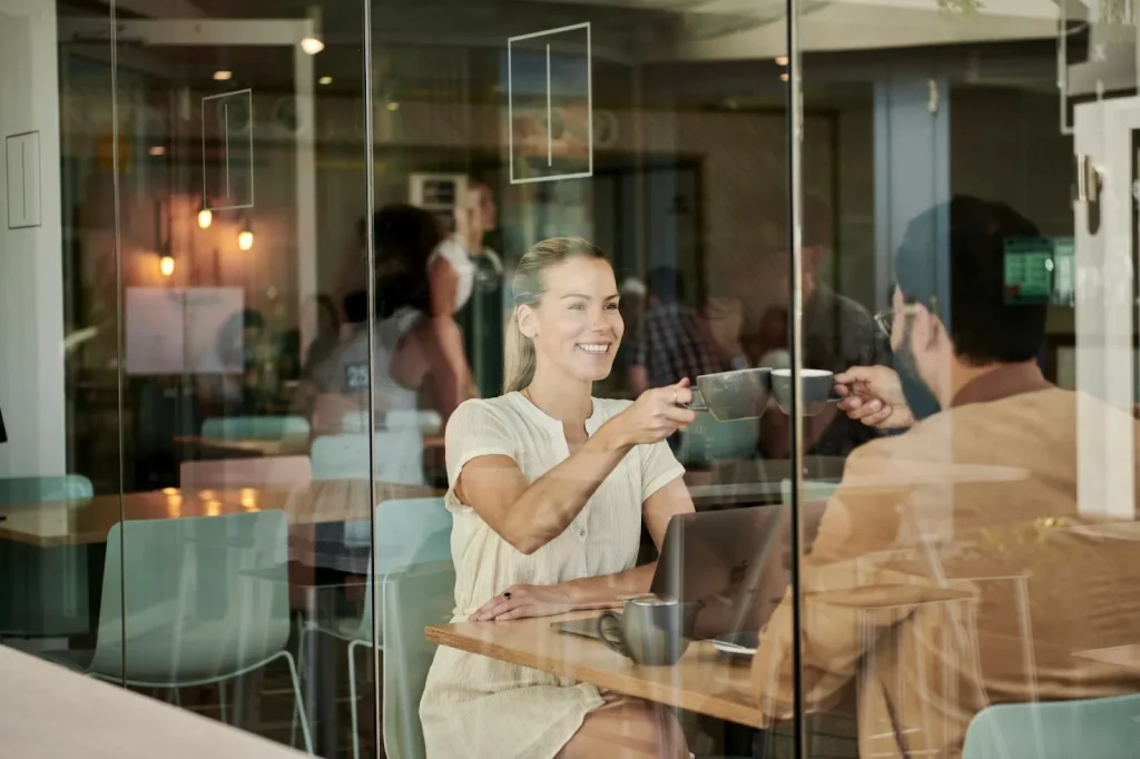 Image of two business people discussing financial results, illustrating the use of 'pura-mai zero.'