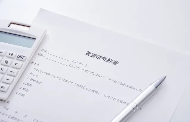 Image illustrating money being exchanged as part of the rental agreement process, representing the cost of Shikikin and Reikin.