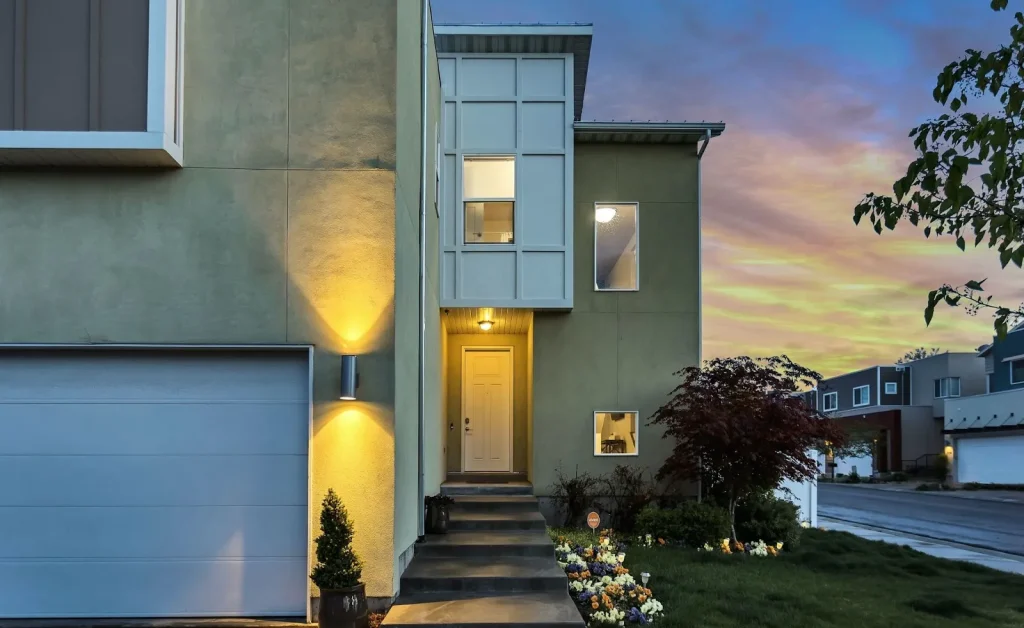 Image illustrating the social and financial benefits of living in a share house or social apartment.