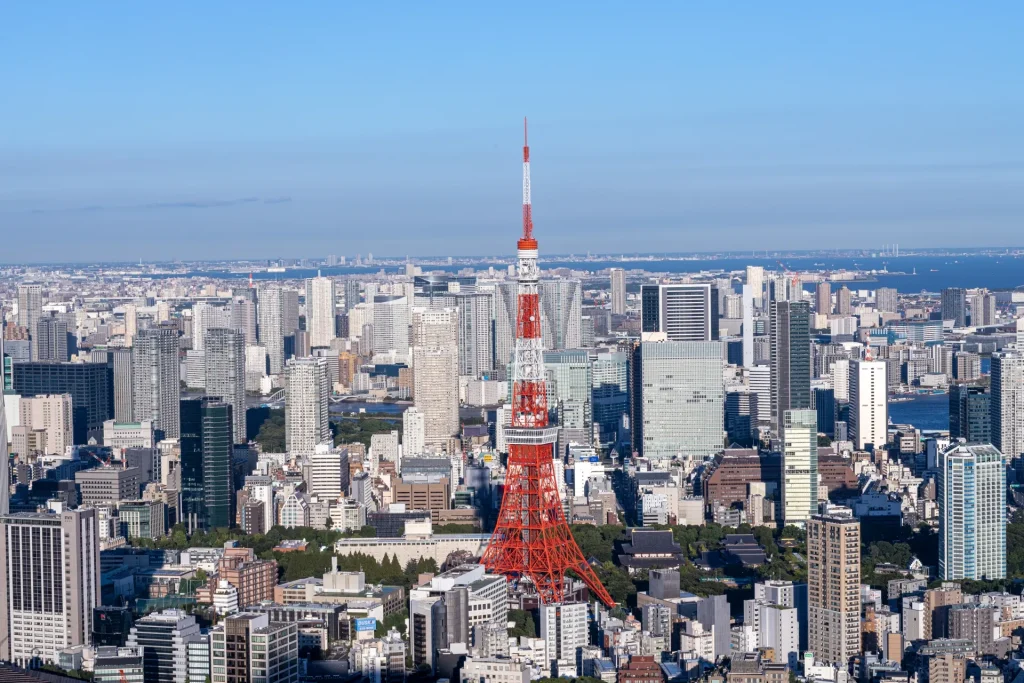 Image of the busy Tokyo metropolis, symbolizing high rent costs.