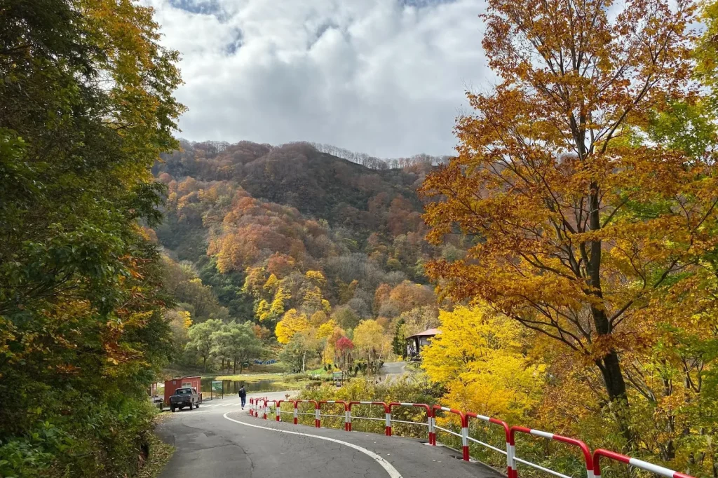 Image of the mountainous and snowy landscape in the Kōshin'etsu and Hokuriku regions.