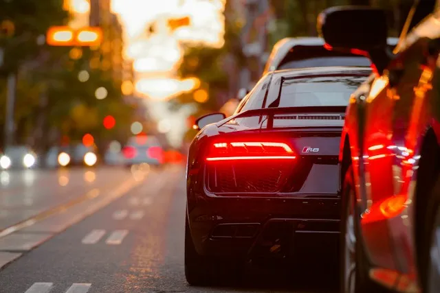 Image illustrating the benefits of car leasing over purchasing in Japan.