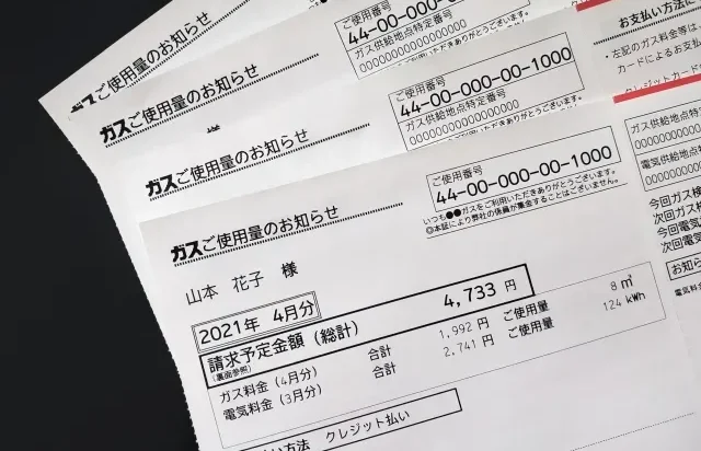 Image illustrating the step-by-step payment process for utility bills (water, electricity, gas) in Japan.