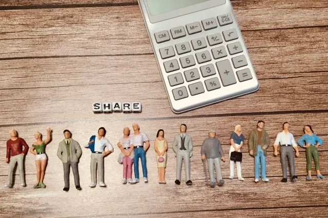 Image illustrating the key factors for choosing a share house: location, community atmosphere, and cost.