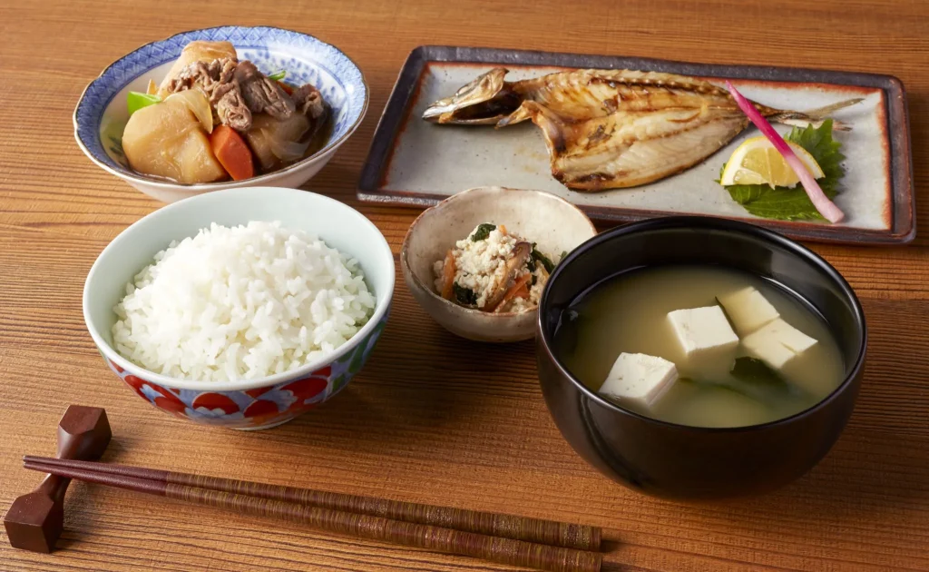Image illustrating the typical cost of food for a single person in Japan, including groceries and dining out.