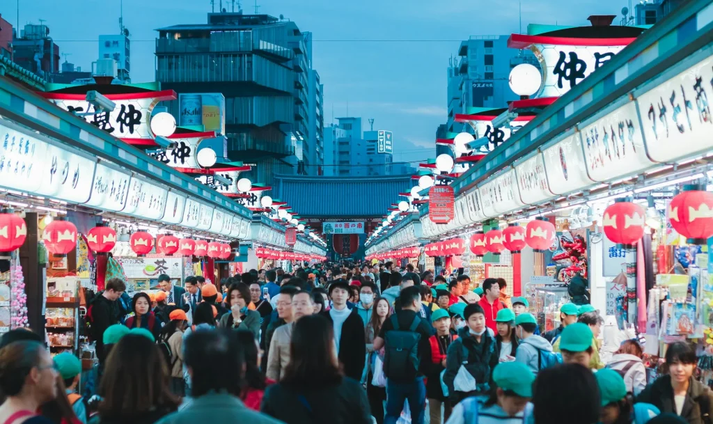 Image of the iconic Sensō-ji temple gate and Nakamise-dōri street in Asakusa.