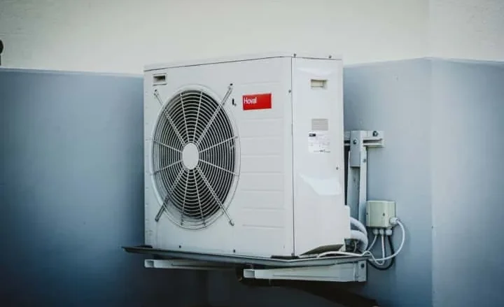 Image illustrating the difference between Japan's typical split-type AC units and a Western-style central air system.