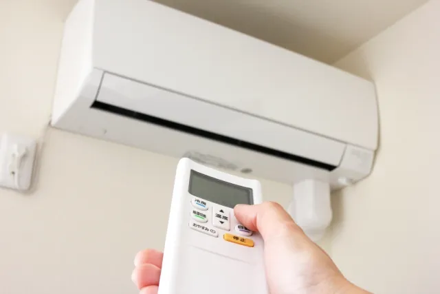 Image of a split-type air conditioner unit in a Japanese room.