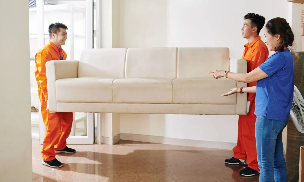 Image illustrating the choice between moving independently or hiring a professional moving company in Japan.