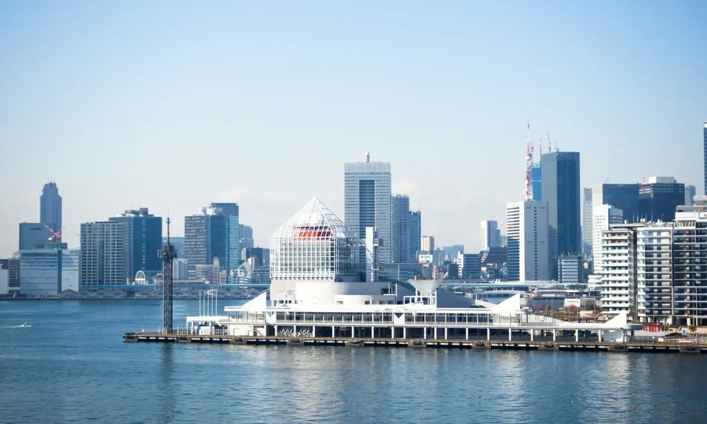 Image of the modern, waterfront area of Kōtō Ward, with high-rise residential buildings.