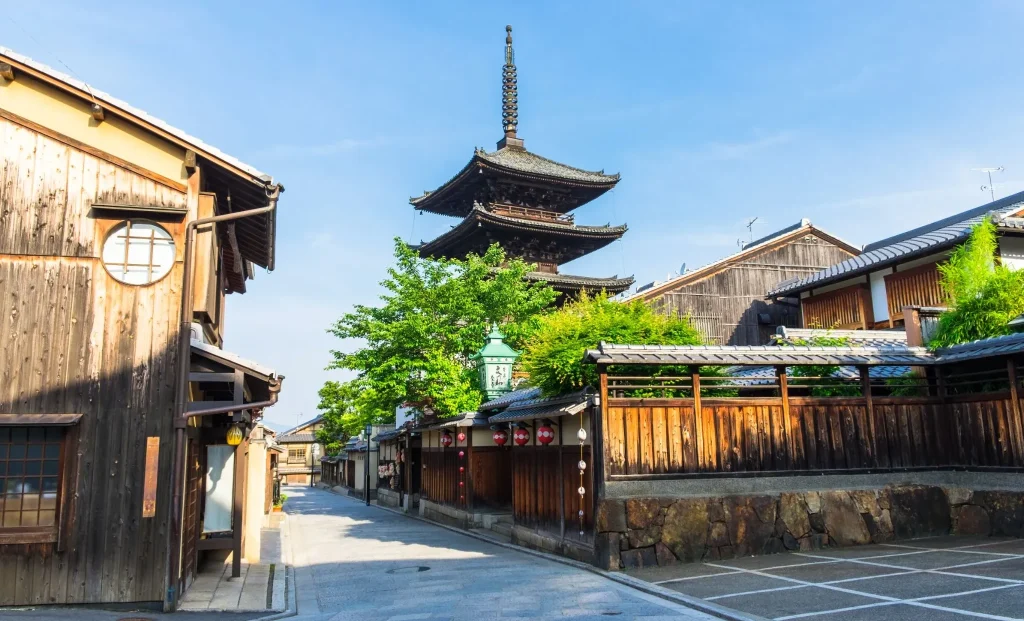 Image of a foreign resident happily socializing with Japanese friends in a Kyoto setting.