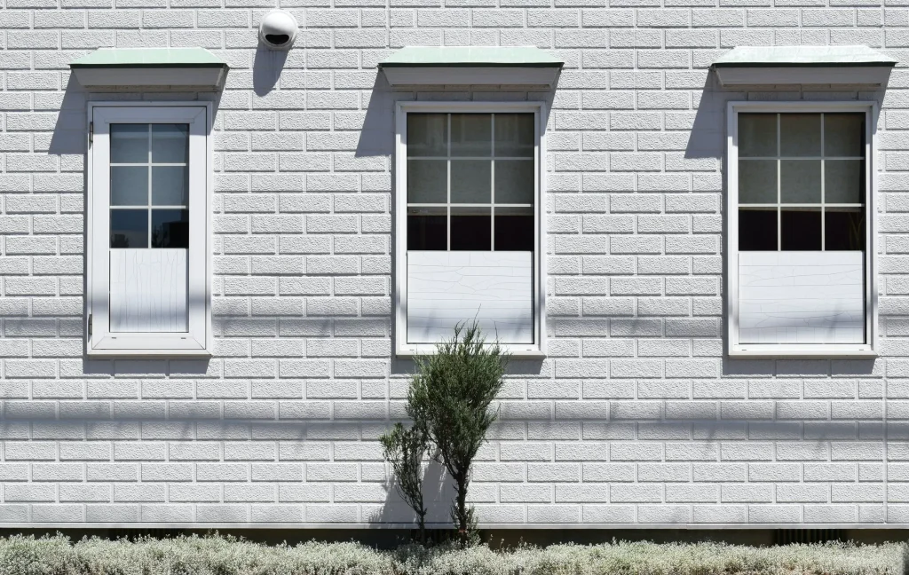 Image illustrating a Japanese house and a non-Japanese person, symbolizing the ability of foreigners to buy property in Japan.