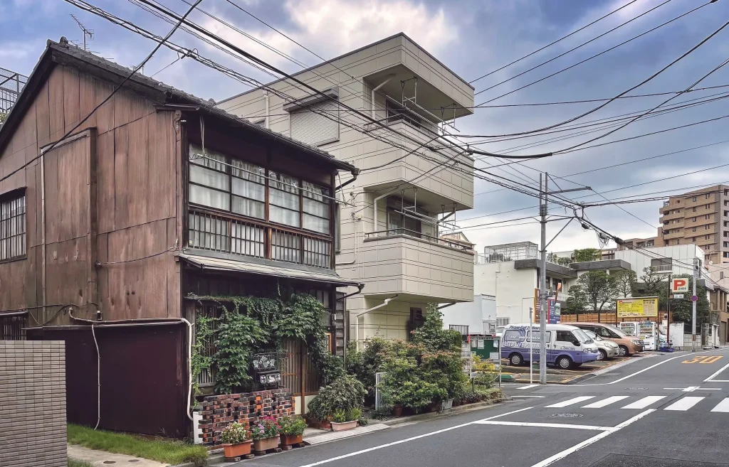 Image of a residential area with both detached houses and condominium buildings, illustrating the cost comparison.