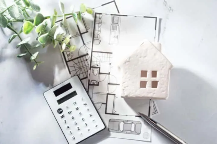 Image illustrating a foreigner successfully obtaining a housing loan.