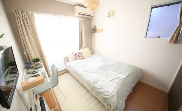 Image illustrating the typical built-in facilities (kitchen, appliances) found in a Japanese apartment.