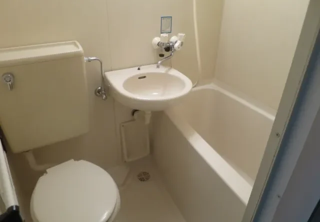 Image illustrating a Japanese Unit Bath, where the toilet, sink, and bathtub are in one compact room.
