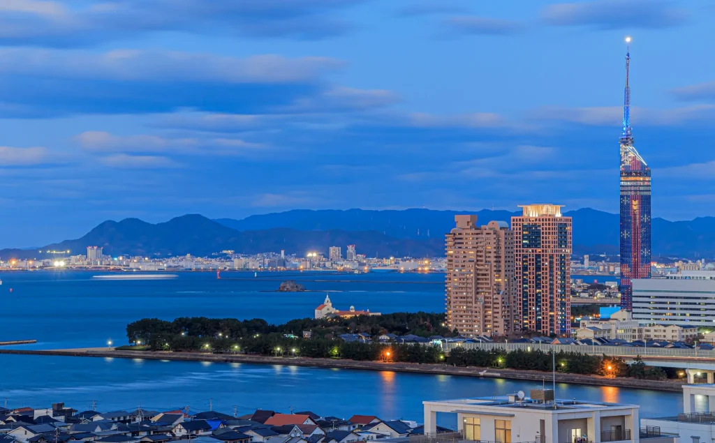 Image illustrating the social and financial benefits of living in a foreigner-friendly share house in Fukuoka.