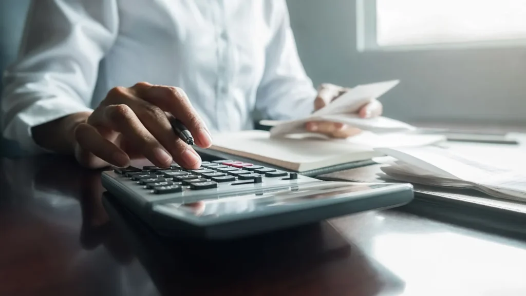 Image illustrating the process of calculating and comparing one's salary with the minimum wage.