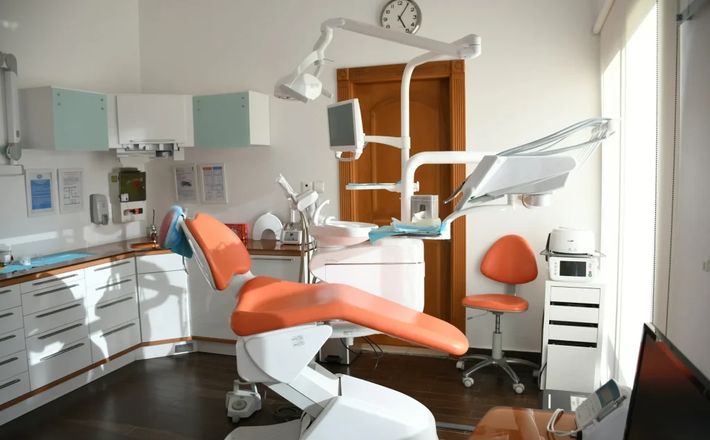 Image illustrating online or phone booking for a dental appointment in Japan.