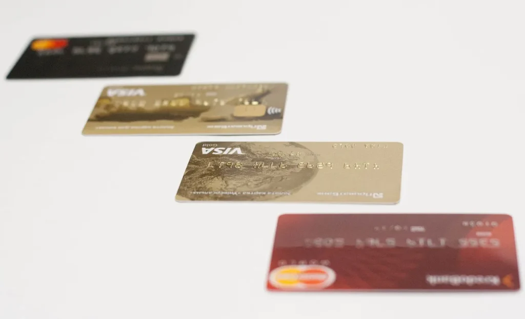 Image showing different tiers of credit cards (General, Gold, Platinum, Black).