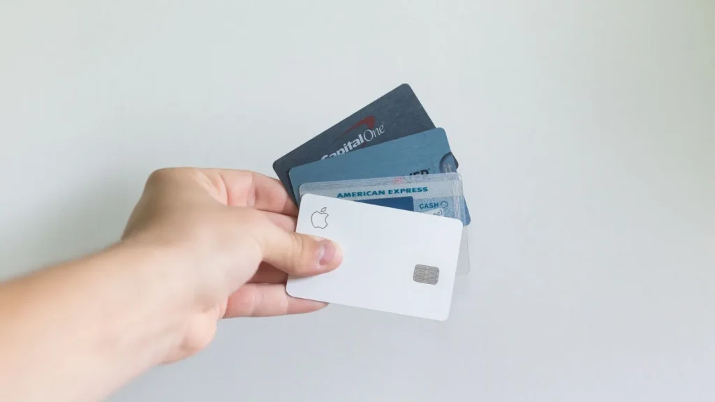 Image illustrating the conditions for a foreigner to apply for a credit card in Japan, focusing on visa/residency status.