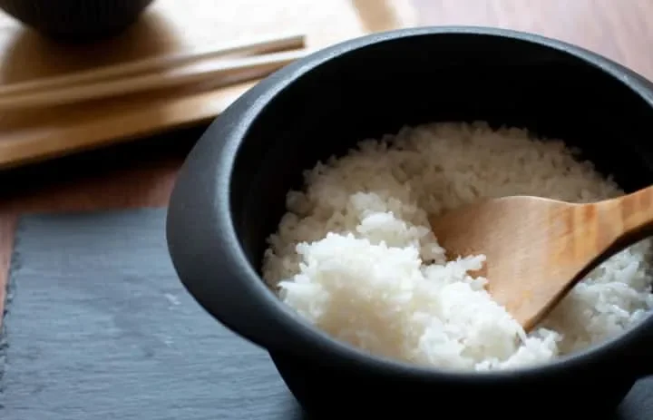 Image illustrating the three main steps of cooking rice: soaking, cooking, and steaming.