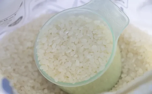 Image illustrating the traditional and modern ways to measure rice in Japan, using the 'gō' unit.