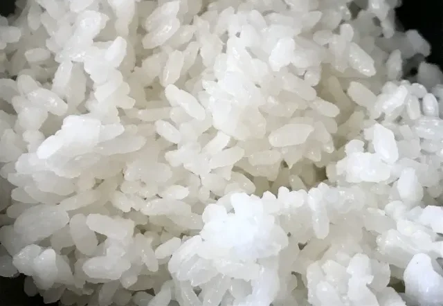 Image illustrating the proper method for freezing cooked rice for long-term storage.