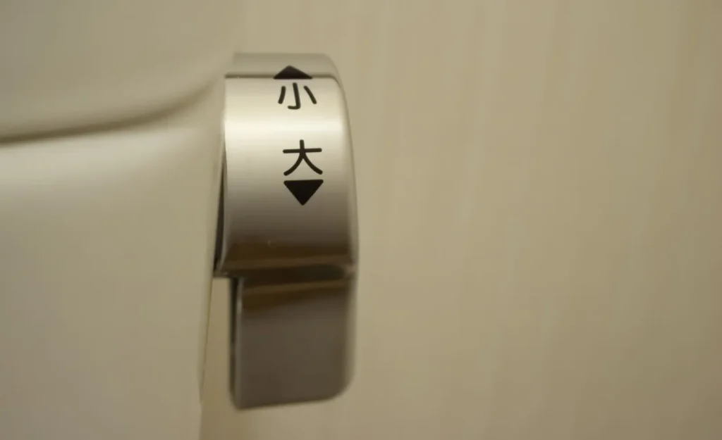 Image illustrating the three main ways to flush a Japanese toilet: lever, button, and sensor.