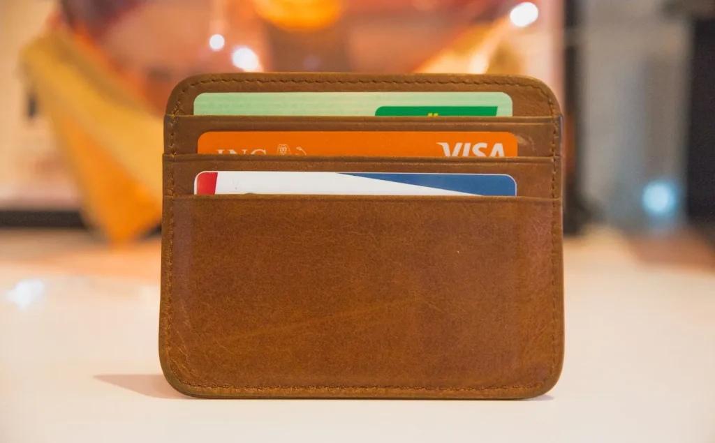 Image showcasing five different Japanese credit cards recommended for foreigners.