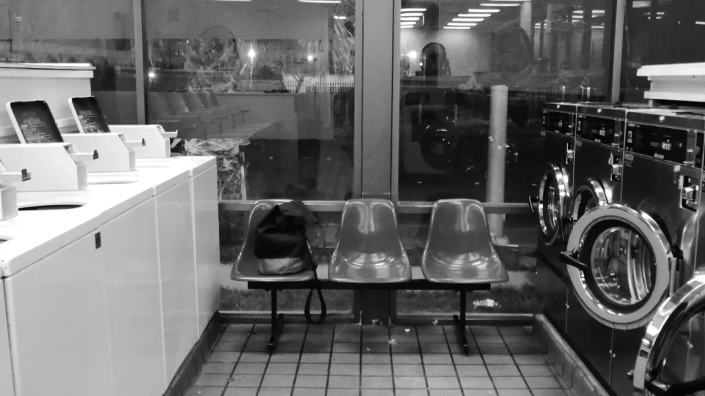 Image illustrating etiquette for using a coin laundry, such as removing laundry promptly and not leaving items behind.