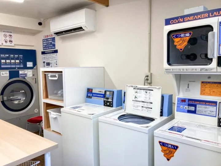 Image illustrating the three main types of machines in a Japanese coin laundry: washer, dryer, and combo unit.