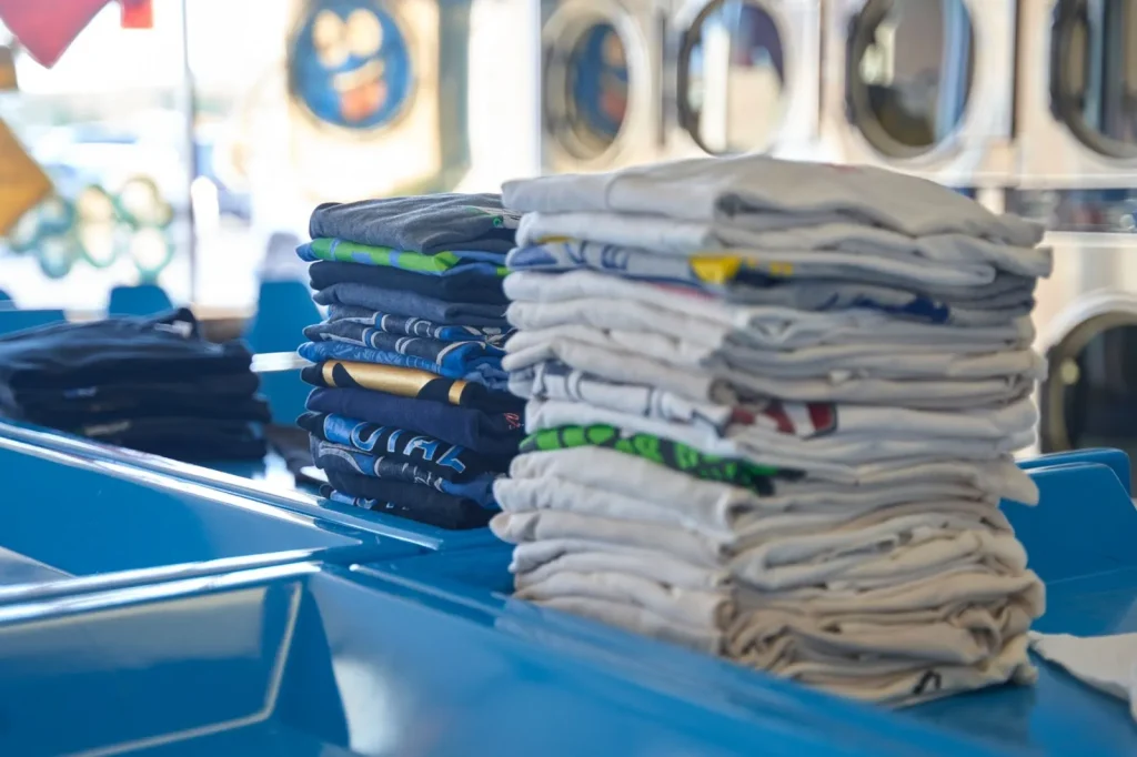 Image of a clean, modern coin laundry facility in Japan.