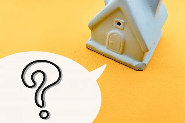 Image showing a foreigner looking at a house listing, symbolizing the possibility of using Akiya Banks.