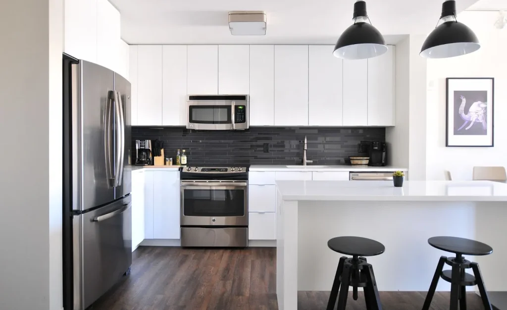Image illustrating the benefits of professional house cleaning, showing a clean and organized kitchen.