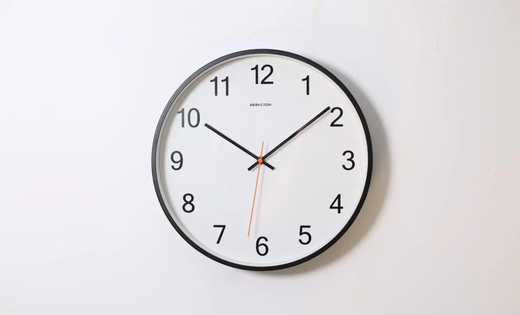Image showing the typical business hours of a Japanese bank (9 AM to 3 PM on weekdays).