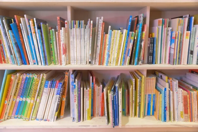Image of various library cards from different Tokyo wards/cities, symbolizing the ease of inter-library use.