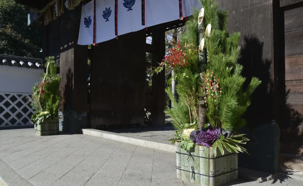 Image of a traditional Kadomatsu decoration placed outside a Japanese entrance.