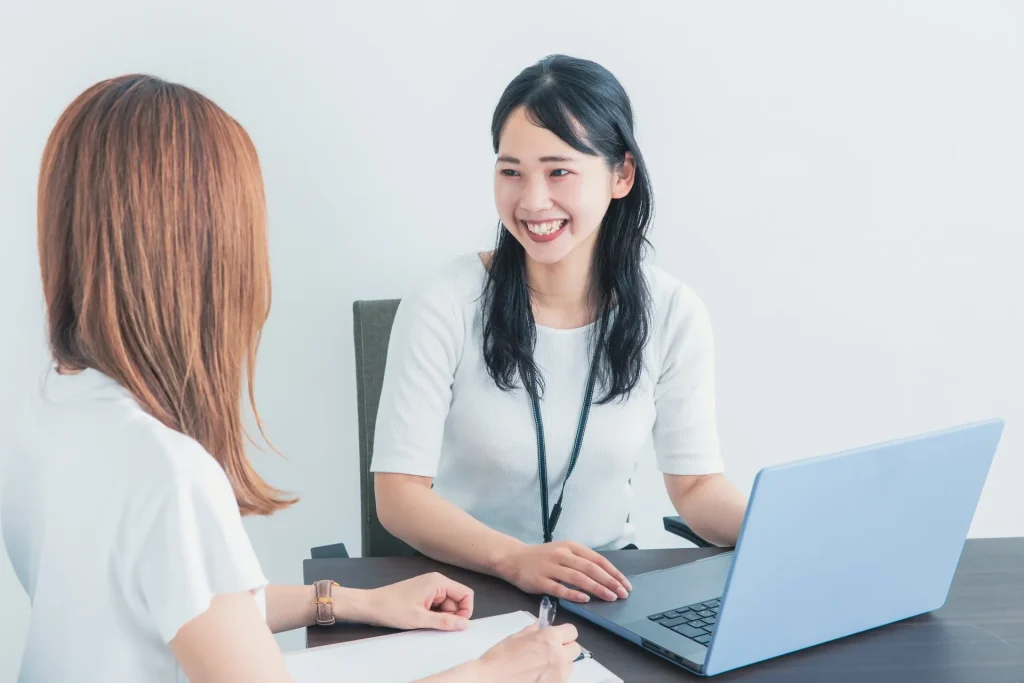 Image illustrating five key points for a successful self-introduction in a Japanese context.