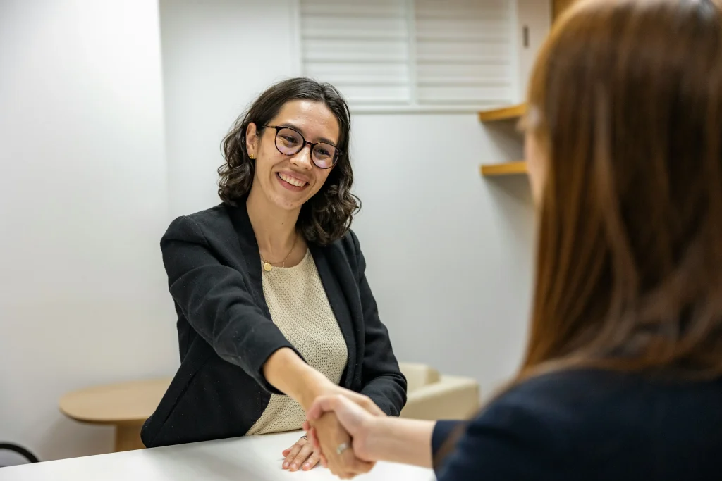 Image illustrating a Japanese person bowing during a self-introduction, emphasizing politeness.