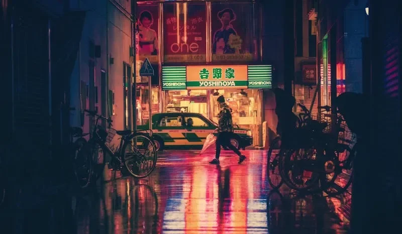 Image illustrating how to hail a taxi on a street in Japan, showing the 'Vacant' sign.
