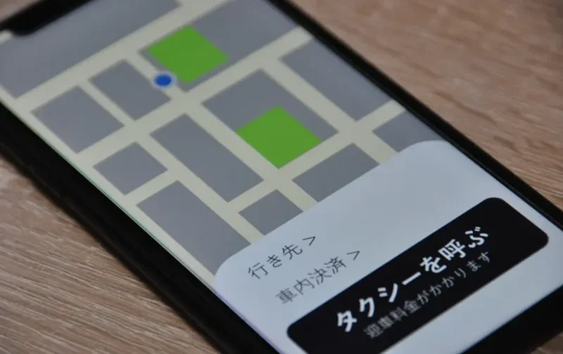 Image illustrating the use of a ride-hailing app to call a taxi in Japan.