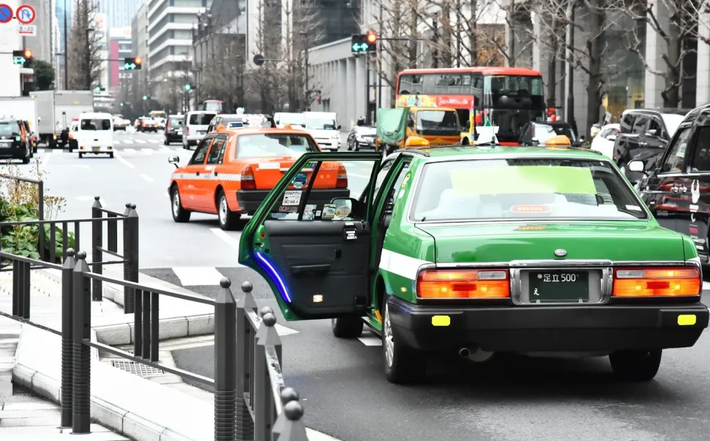 Image illustrating key etiquette points when riding a taxi in Japan.